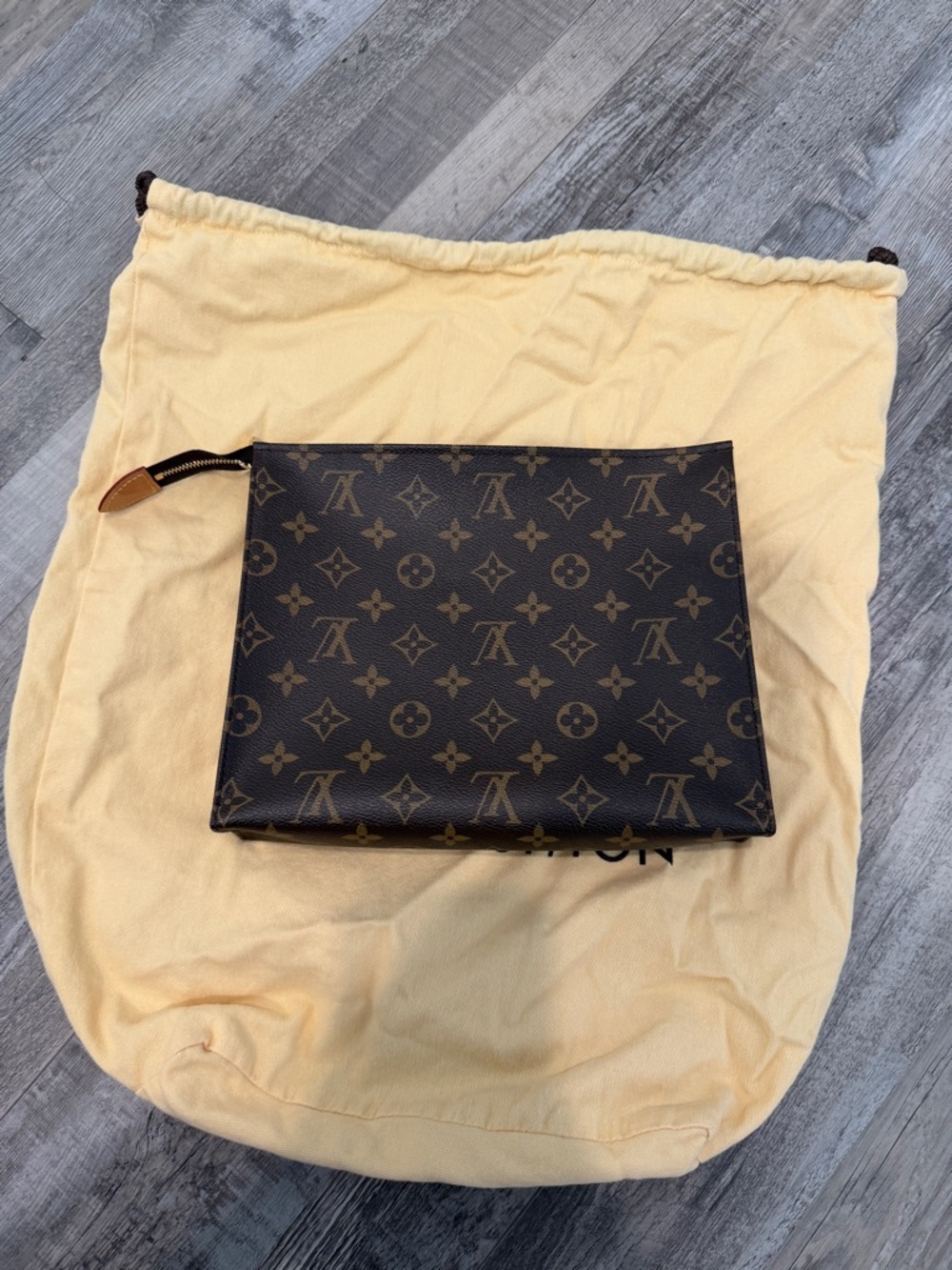LOUIS VUITTON TOILETRY POUCH - Picture 3 of 4